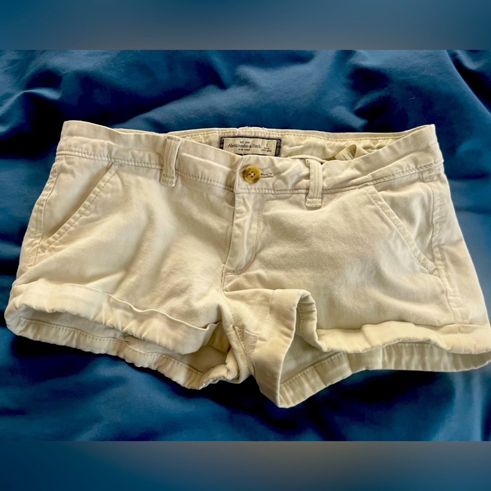 Abercrombie & Fitch white shorts